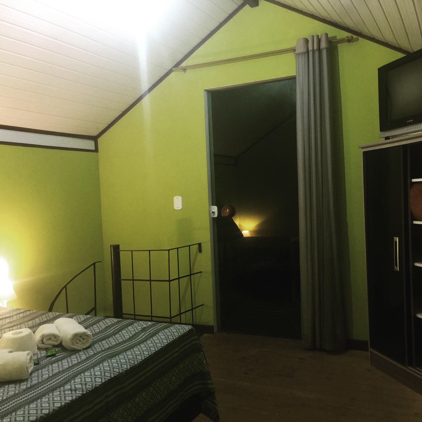 suite com tv e varanda com sua belíssima vista